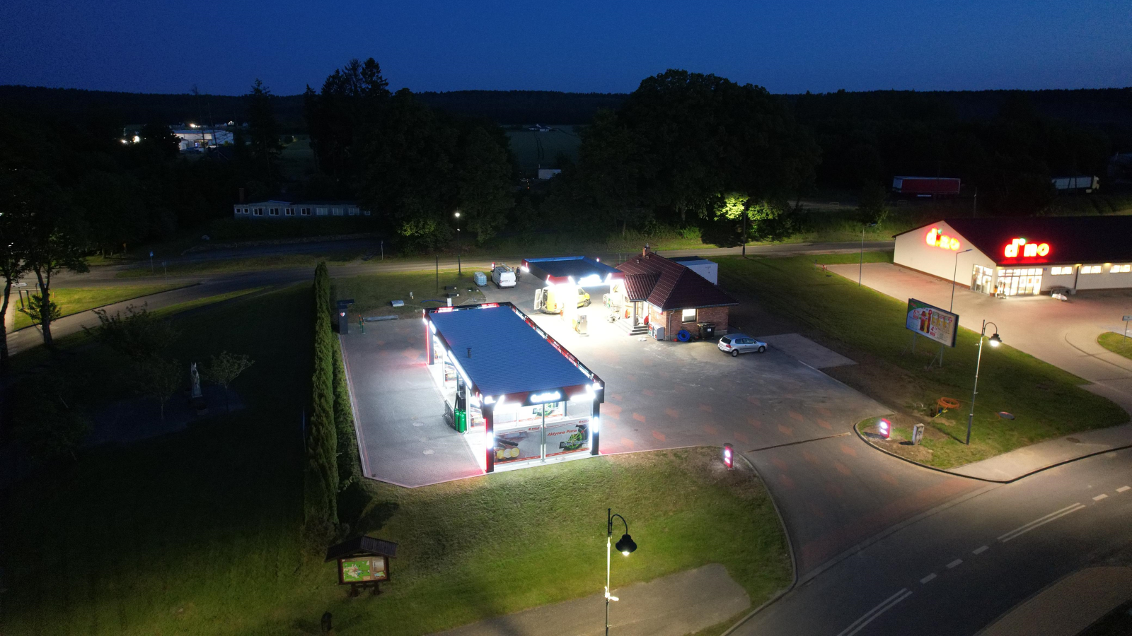 Stacja Paliw PolTran – widok nocny